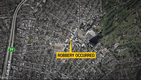 Broad daylight armed robbery being investigated by Oakland police
